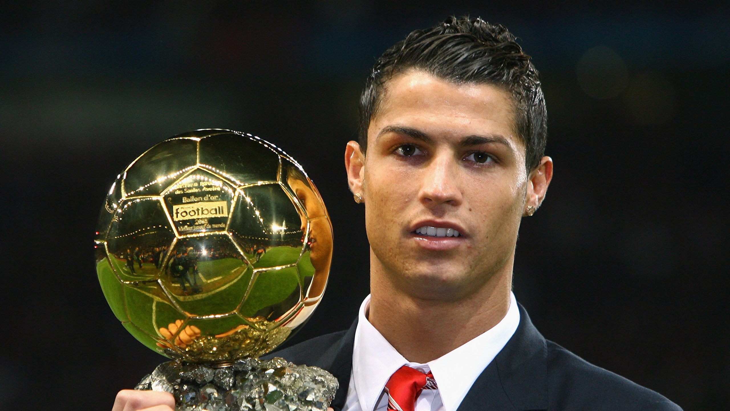 爱游戏体育-未来“足球王者”崭露头角：新星闪耀欧冠，2020足坛未来十大巨星